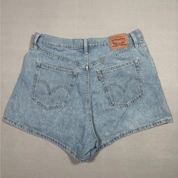 Levi’s Womens High Waisted Mom Shorts Light Wash Denim Blue Size 31 (30x3) - Picture 5 of 8